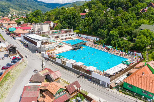 Praid piscina pública y entrada a la mina de sal Praid, Transilvania, Rumania
 - Foto, Imagen
