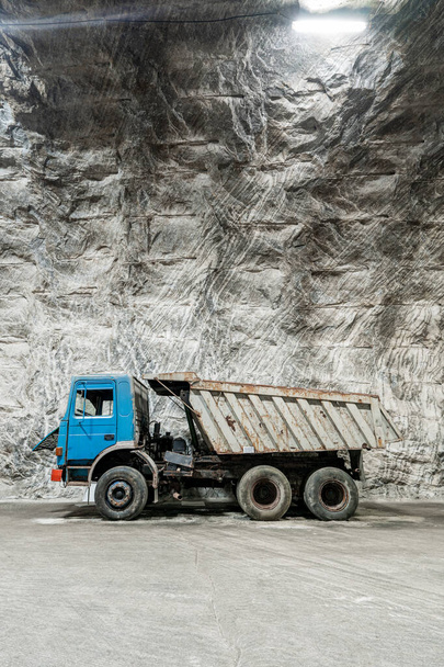 Targu Ocna Tuz Madeni 'nin içindeki eski tuz nakliye kamyonu, Moldova, Romanya - Fotoğraf, Görsel
