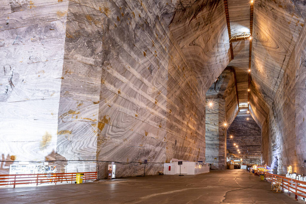 Solný důl Slanic Prahova. Také známý jako důl Slanic, tento solný důl je jednou z nejznámějších turistických atrakcí v této oblasti a léčebnou základnou pro respirační onemocnění - Fotografie, Obrázek