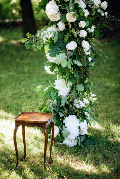 Wedding decoration of flowers and preparation of floristry - Φωτογραφία, εικόνα