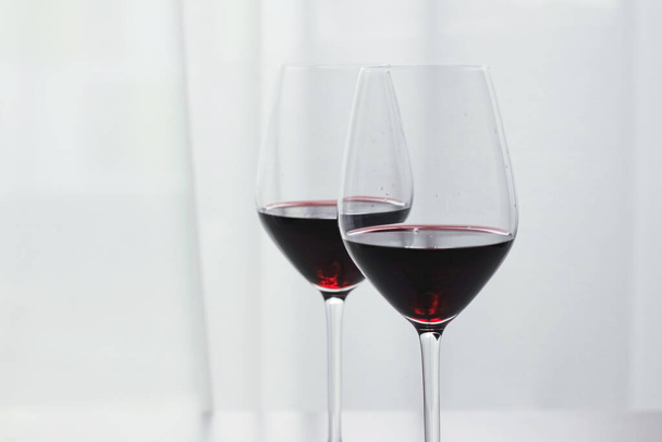 Дві склянки червоного вина, органічний напій
 - Фото, зображення