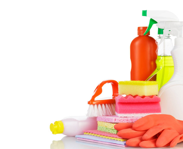 Flessen met reinigingsmiddelen, rubberen handschoenen, spons en borstel geïsoleerd op witte achtergrond. - Foto, afbeelding