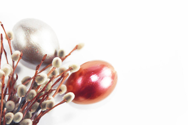 świąteczny bukiet wierzby gałęzie i wielobarwne wielobarwne lśniące jaja - Zdjęcie, obraz