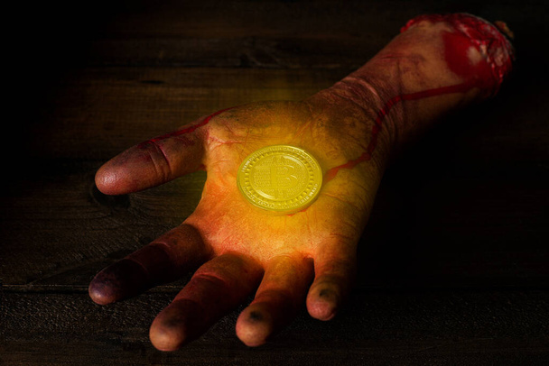 een afgehakte hand in het bloed met Bitcoin geld business finance - Foto, afbeelding