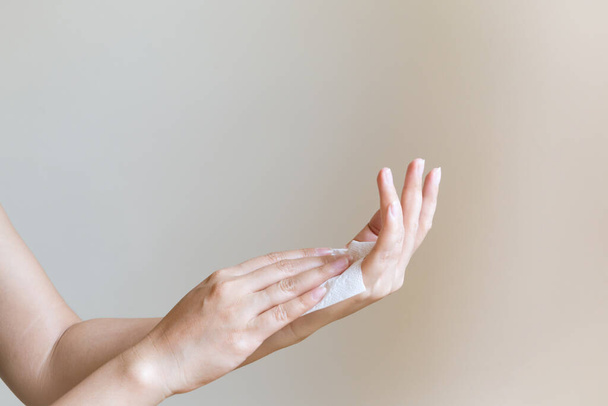 Nainen pesee käsiään valkoisella pehmopaperilla. eristetty valkoisilla taustoilla - Valokuva, kuva