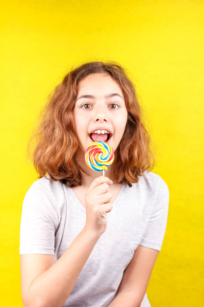 Adolescente chica lame multi-color ronda piruleta
 - Foto, imagen