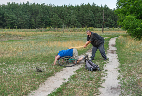 Älterer Mann bestraft Dieb, der sein uraltes Fahrrad im ländlichen Raum der Ukraine weggefahren hat - Foto, Bild