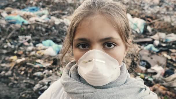 Πορτρέτο ενός θλιμμένου κοριτσιού με προστατευτική μάσκα - Πλάνα, βίντεο
