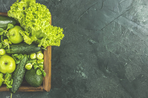 Органические зеленые овощи и фрукты на зеленом фоне. Весенняя диета, здоровый сырой вегетарианец, веганская концепция, детоксикация завтрак, щелочная чистое питание
 - Фото, изображение