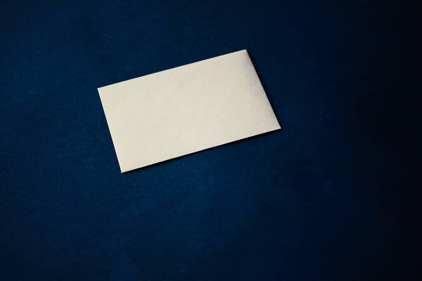 Mavi arka planda boş bej kağıt kart, iş ve lüks marka kimlik modeli - Fotoğraf, Görsel