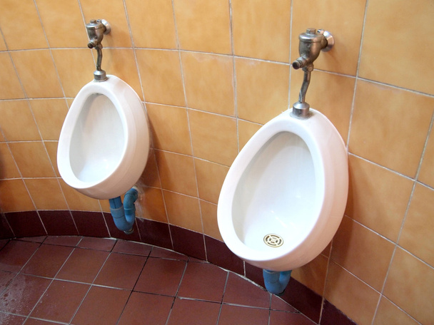 Белые фарфоровые писсуары в общественных туалетах
 - Фото, изображение