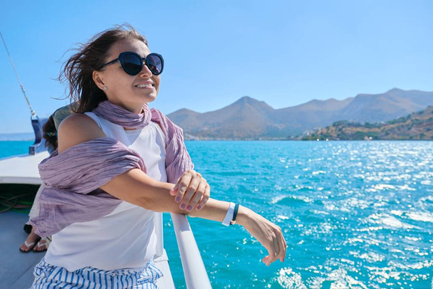 Жінка насолоджується літньою морською подорожжю, жінка на боці маленького човна задоволення
 - Фото, зображення