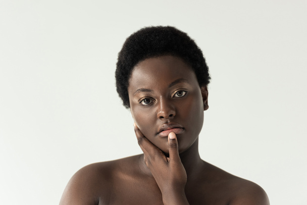 красива оголена афроамериканська жінка торкається обличчя ізольовано на сірому
 - Фото, зображення