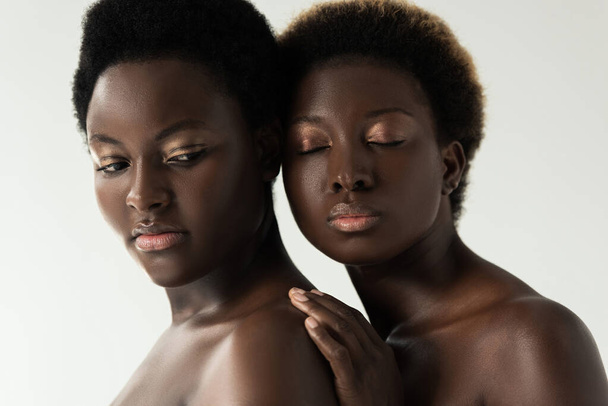 灰色で隔離された柔らかい裸のアフリカ系アメリカ人の女の子  - 写真・画像