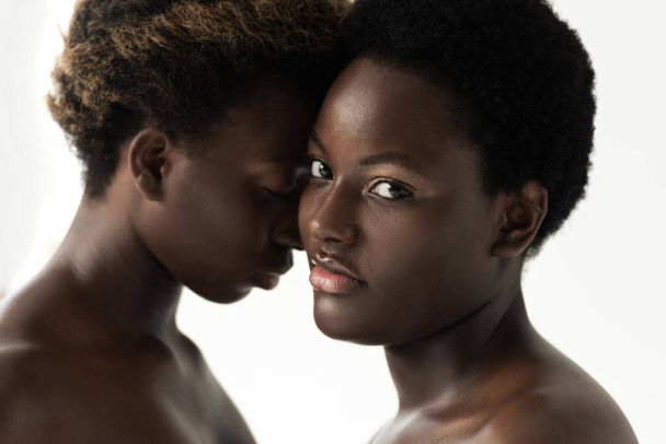 tendres femmes africaines américaines nues étreignant isolé sur blanc
  - Photo, image