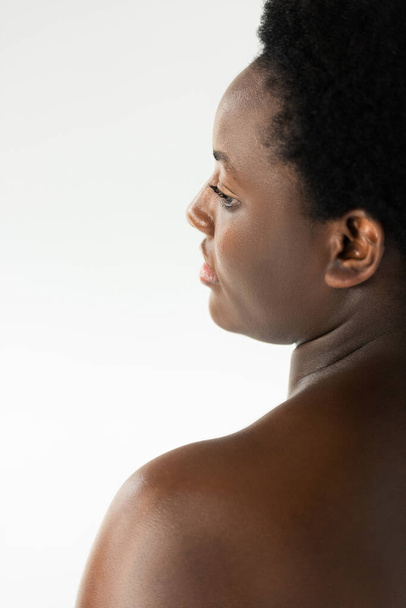 привлекательная голая африканская американская девушка изолированная на серой
 - Фото, изображение