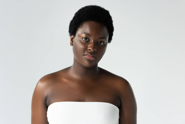 menina americana africana atraente em top branco isolado em cinza
 - Foto, Imagem