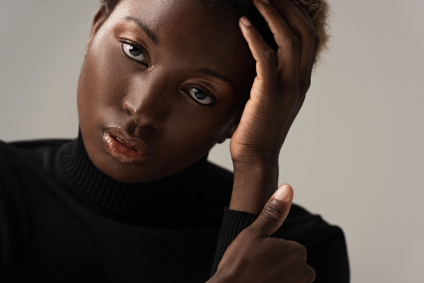 atractiva mujer afroamericana en cuello alto negro aislado en gris
 - Foto, Imagen
