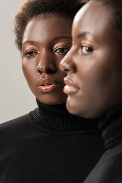 retrato de amigos afroamericanos en cuellos altos negros aislados en gris
 - Foto, Imagen