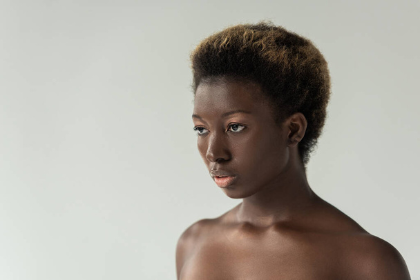 bela menina americana africana nua isolado em cinza
 - Foto, Imagem