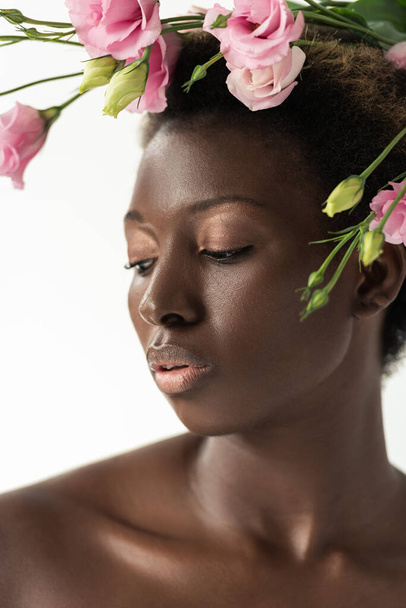 tenera donna africana americana nuda con fiori di eustoma rosa isolati su bianco
 - Foto, immagini