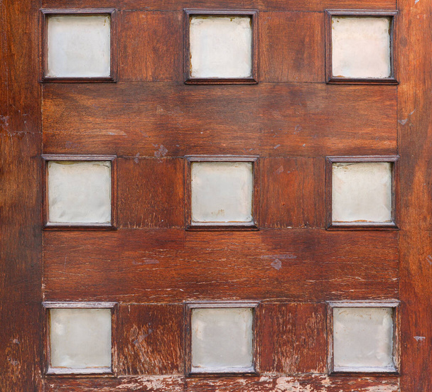 Hintergrund aus Holzbalken und quadratischen Glasplatten - Foto, Bild