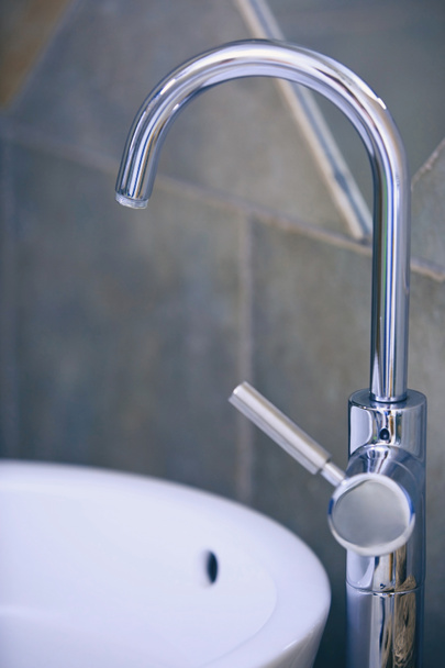Vodovodní kohoutek a dřez v koupelně - Fotografie, Obrázek