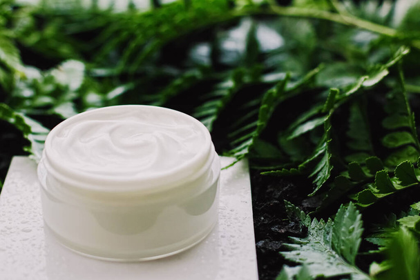 Gezicht crème moisturizer pot in groene tuin, natuurlijke kruiden huidverzorging cosmetica en biologische anti-aging product voor gezondheid en schoonheid - Foto, afbeelding