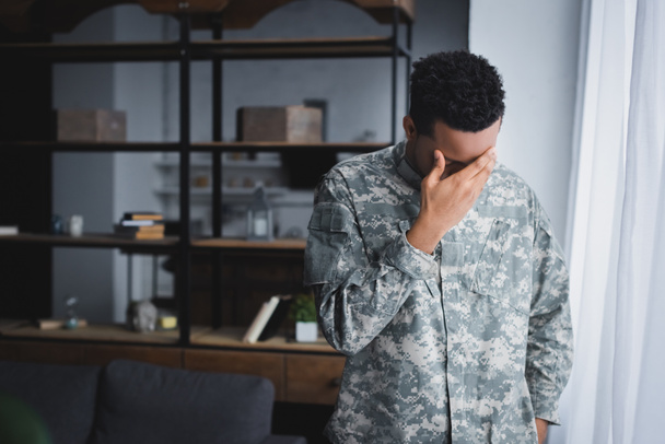 soldado afroamericano acentuado en uniforme militar que sufre de PTSD en el país
 - Foto, Imagen