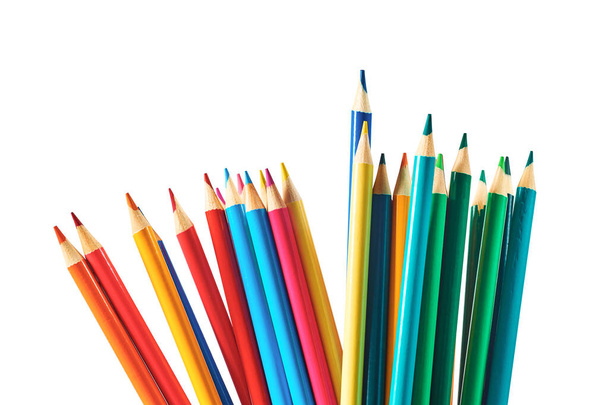 Muchos lápices de colores sobre un fondo blanco. Puede ser utilizado para su creatividad. - Foto, imagen