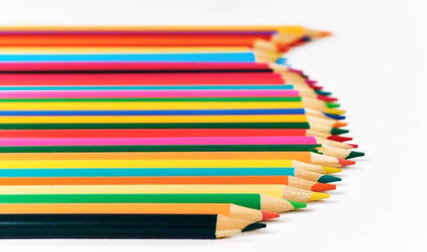 Veel gekleurde potloden op een witte achtergrond. Kan gebruikt worden voor uw creativiteit. - Foto, afbeelding