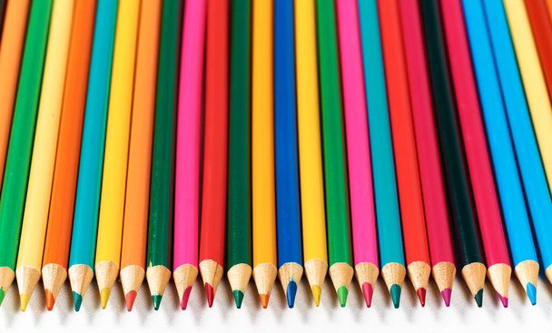 Um monte de lápis coloridos em um fundo branco. Pode ser usado para sua criatividade. - Foto, Imagem