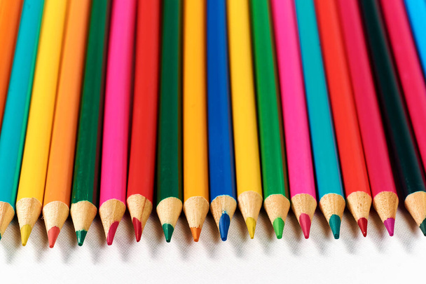 白い背景に色鉛筆がたくさんあります。あなたの創造性のために使用できる. - 写真・画像