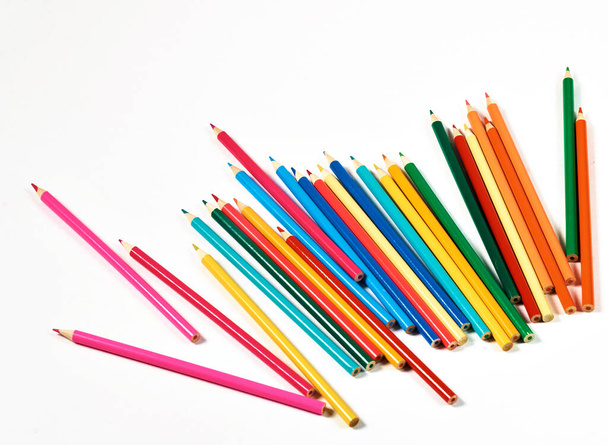 Un sacco di matite colorate su uno sfondo bianco. Può essere utilizzato per la vostra creatività. - Foto, immagini