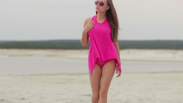 Mujer caliente ingratamente caminando de puntillas en la arena
 - Imágenes, Vídeo