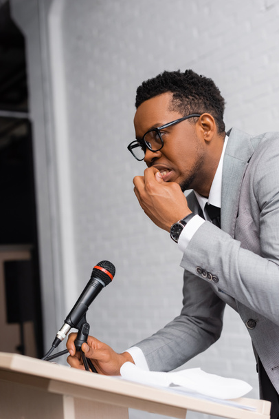 nerveuze Afro-Amerikaanse spreker bijten nagels tijdens zakelijke conferentie in het kantoor - Foto, afbeelding
