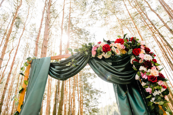 Výzdoba květinového aranžmá obřadního oblouku novomanželů pro svatební obřad v zeleném lese - Fotografie, Obrázek