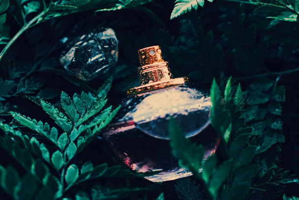 Hajuvesipullo, jossa aromaattinen trooppinen tuoksu luonnossa, ylellinen tuoksu
 - Valokuva, kuva