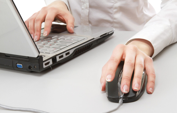 Une jeune femme d'affaires travaillant sur un ordinateur portable
 - Photo, image