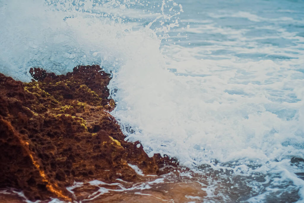 Burza w oceanie, fale morskie rozbijające się o skały na wybrzeżu plaży, przyroda i pejzaż wodny - Zdjęcie, obraz