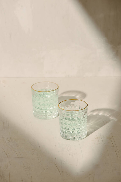 Ombra sul tavolo con vetro d'acqua, lastra di marmo
 - Foto, immagini