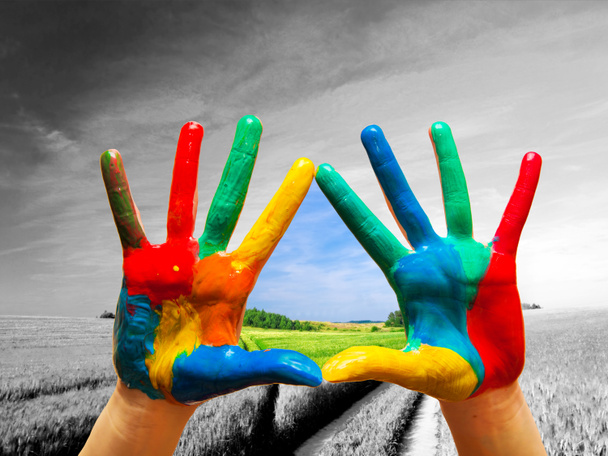 malowane kolorowe ręce kolorowe pokazując drogę do szczęśliwego życia - Zdjęcie, obraz