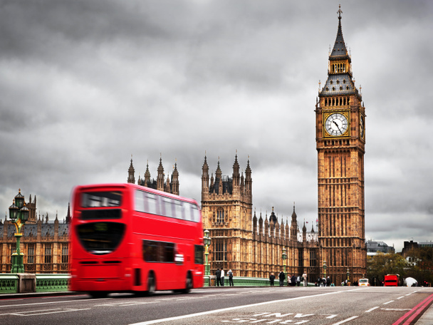 Лондон, Великобритания. Красный автобус в движении и Биг Бен
 - Фото, изображение