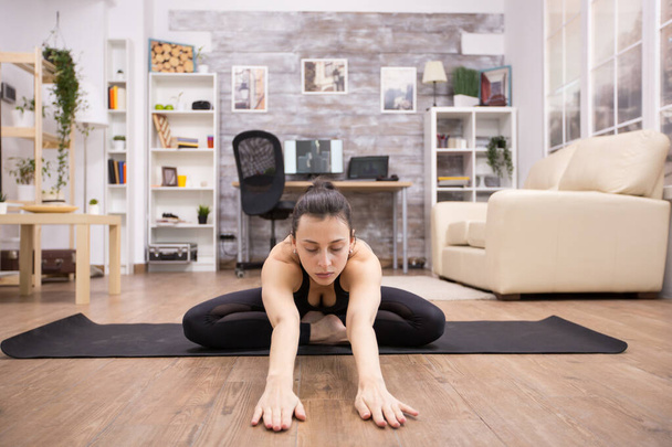 Erwachsene Frau mit geschlossenen Augen sitzt in Lotus-Yoga-Pose - Foto, Bild
