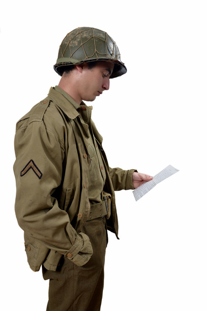 American soldier read a letter - Zdjęcie, obraz