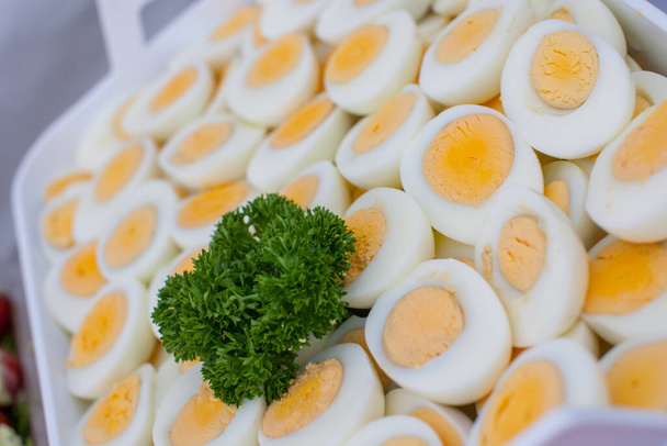 Ramo de huevos duros en rodajas
 - Foto, Imagen
