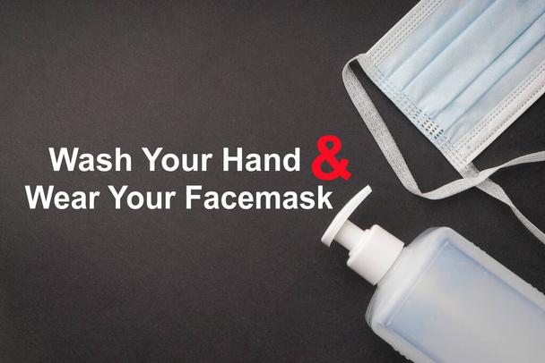 Помий руку і вдягай маску з текстом антибактеріального очищувача мила і захисної маски на чорному тлі. Covid-19 або Коронавірська концепція  - Фото, зображення