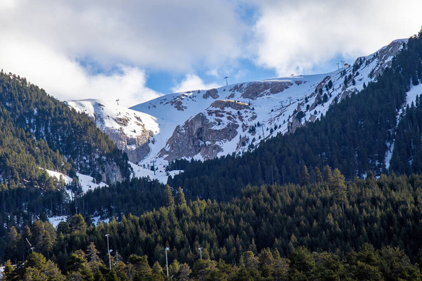 White mountain peaks on the Spanish Pyrenees mountain in wintertime - Foto, imagen