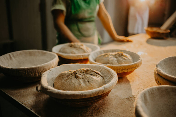 Nainen leipuri vaivaamalla taikina leipomossa
 - Valokuva, kuva