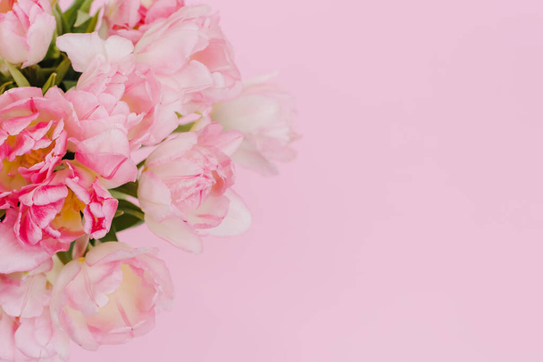 Kreatív tavaszi háttér kompozíció színes virágok rózsaszín háttér. Minimális felülről lefelé nyári koncepció. Másold a helyet. Kártyaminta - Fotó, kép